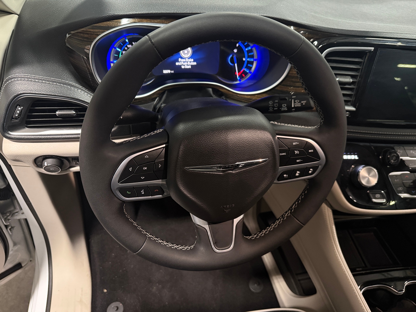 Thumbnail: 2023 Chrysler Pacifica - 4