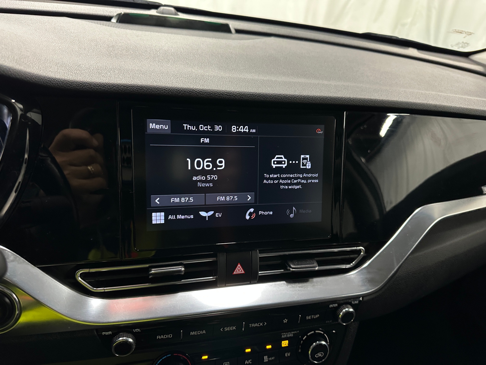 Thumbnail: 2022 Kia Niro - 3