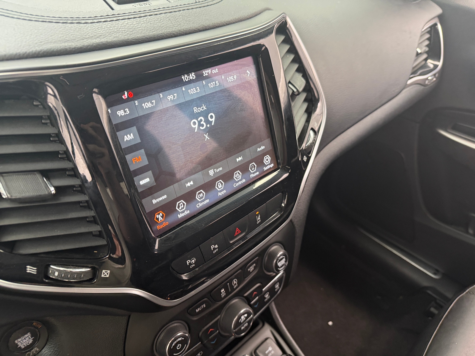 Thumbnail: 2020 Jeep Cherokee - 3