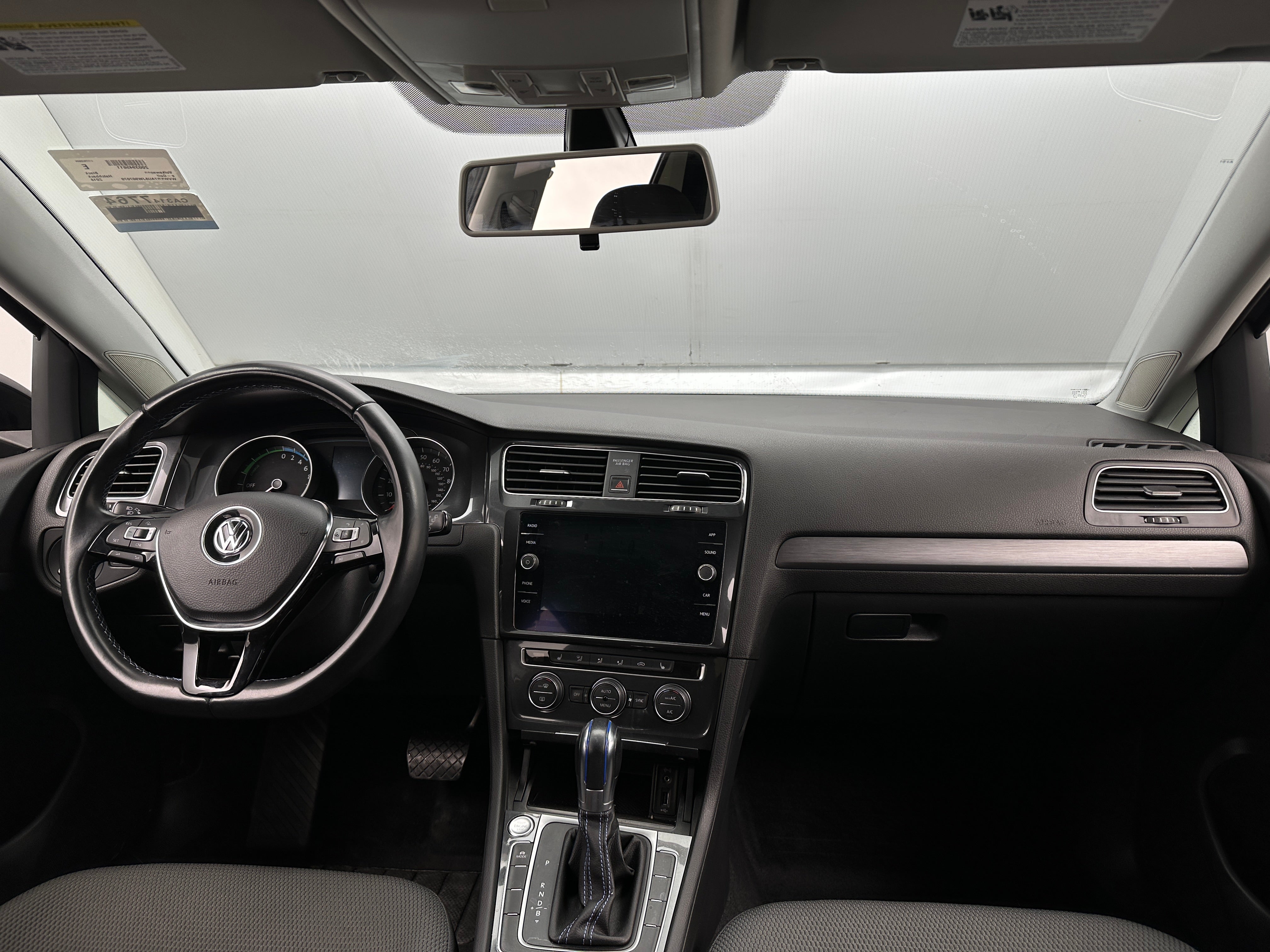 Used 2018 Volkswagen e-Golf e-Golf SE with VIN WVWKR7AU8JW907070 for sale in Oak Creek, WI