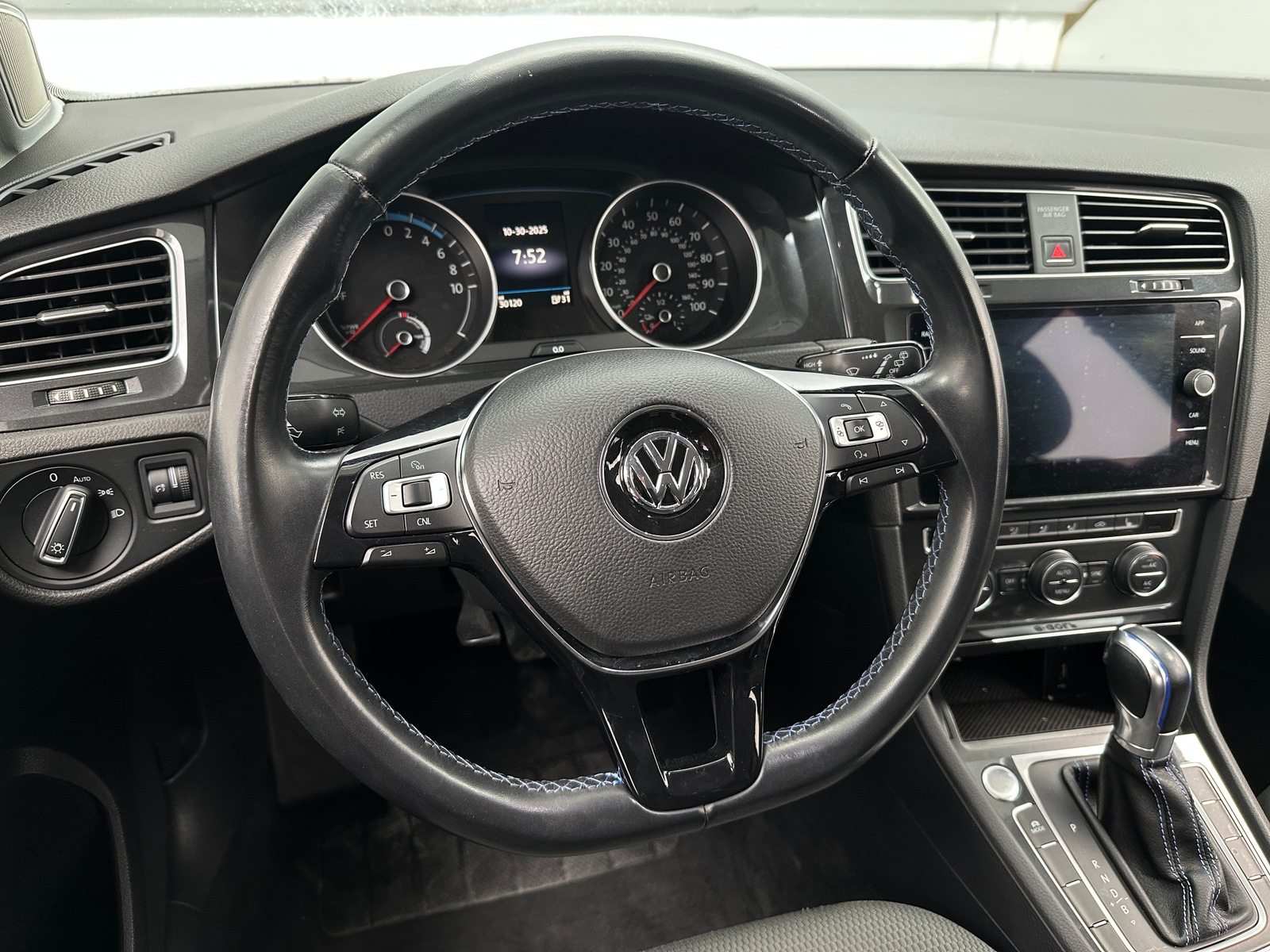 Thumbnail: 2018 Volkswagen e-Golf - 5