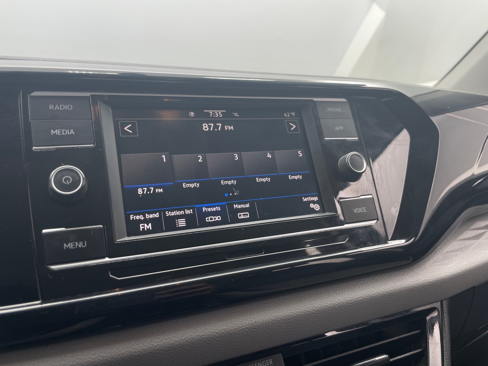 Thumbnail: 2022 Volkswagen Taos - 4