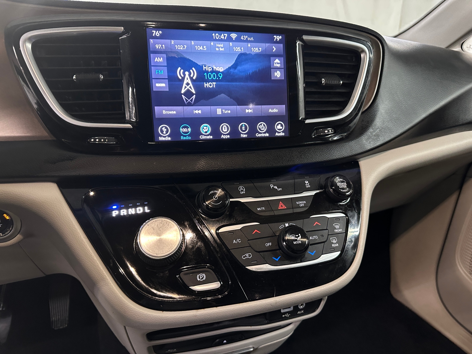 Thumbnail: 2018 Chrysler Pacifica - 3