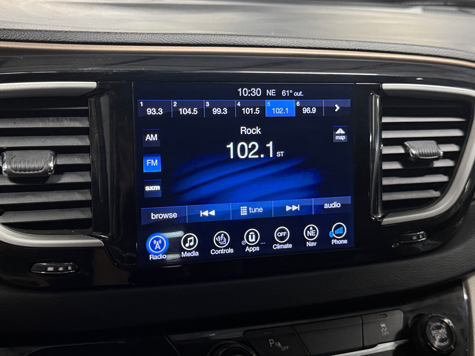 Thumbnail: 2017 Chrysler Pacifica - 4