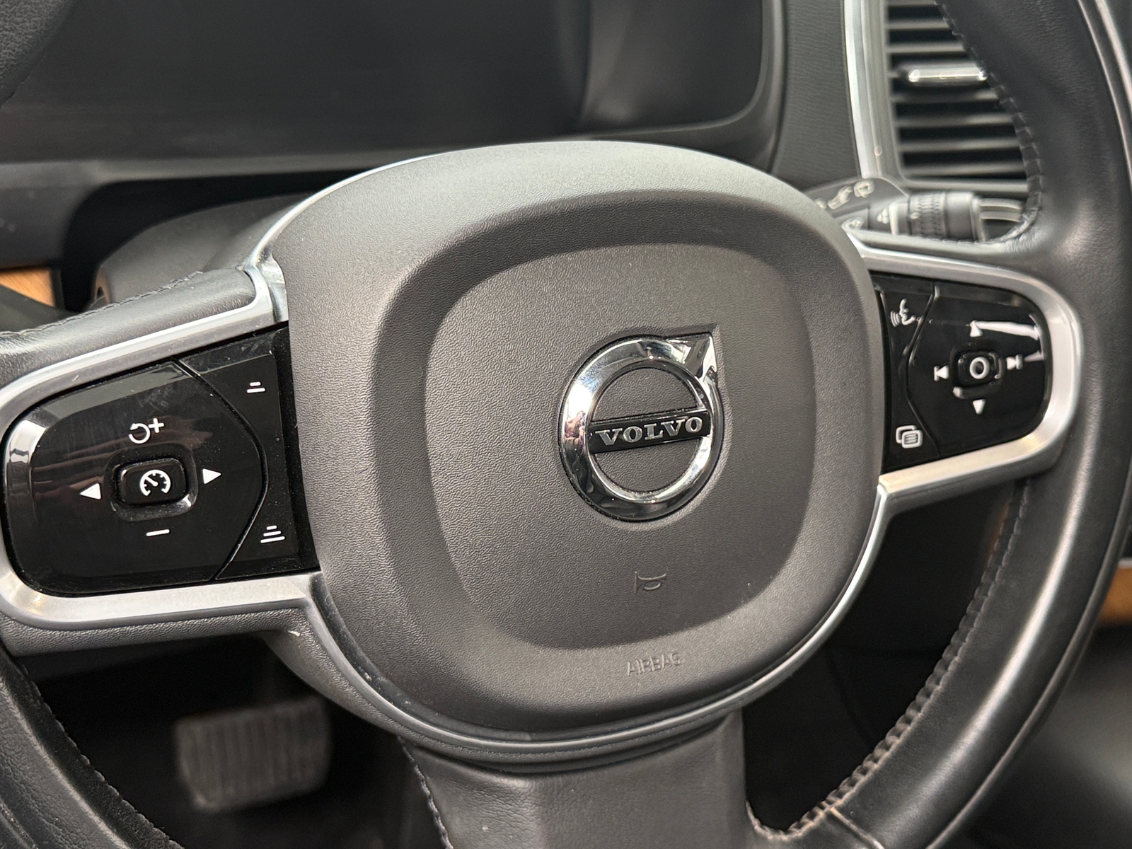 Thumbnail: 2022 Volvo XC90 - 4