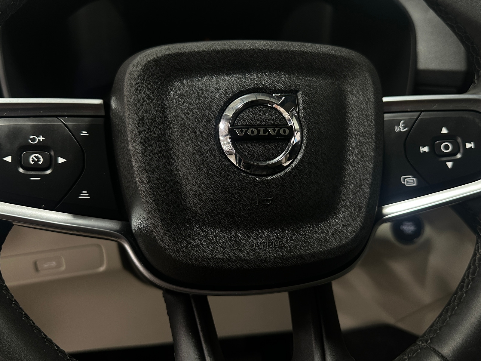 Thumbnail: 2024 Volvo XC40 - 4