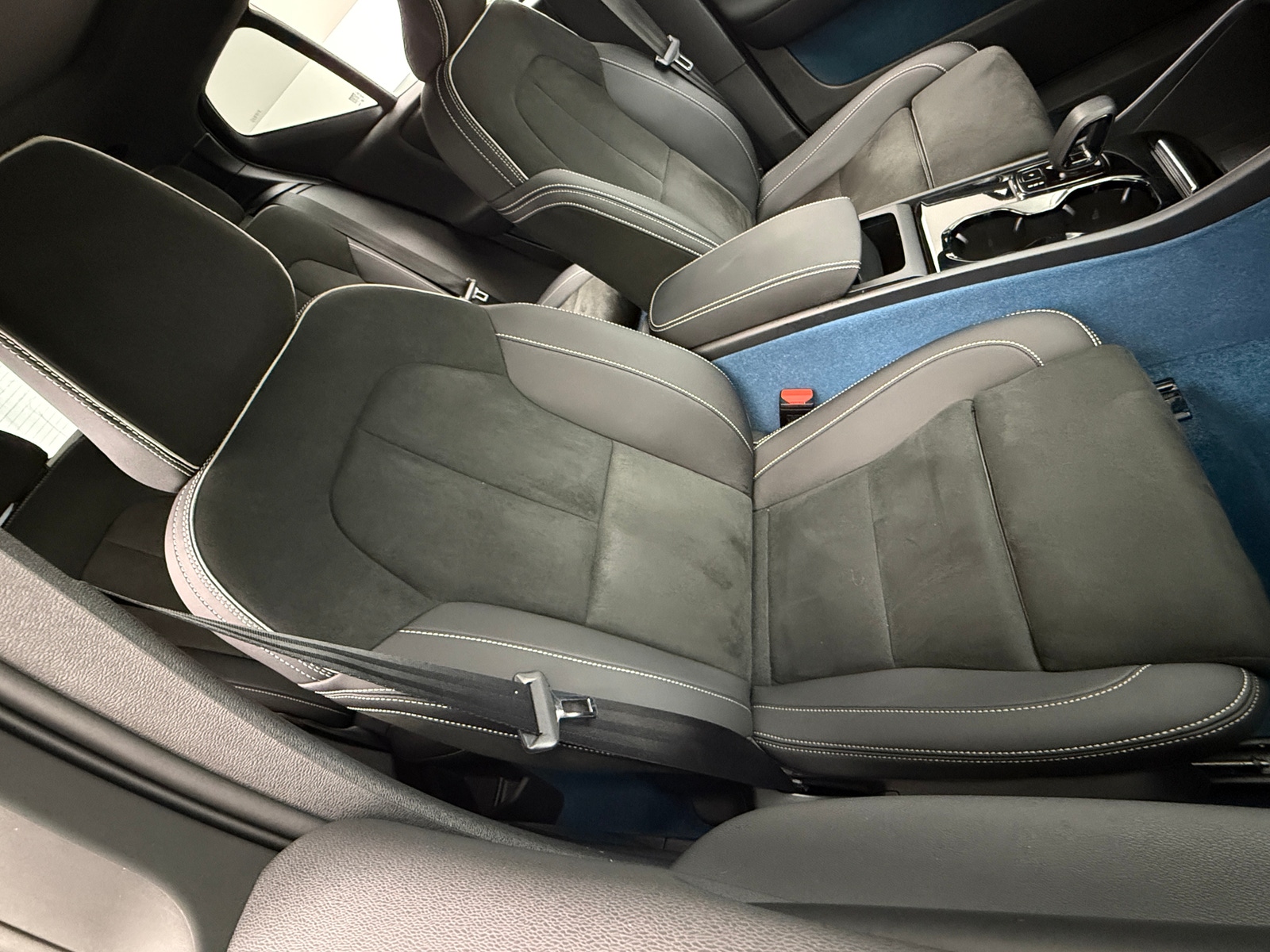 Thumbnail: 2023 Volvo XC40 - 2