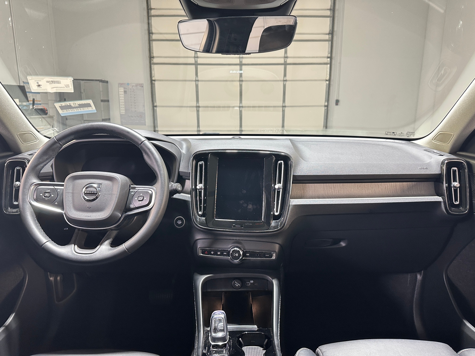 Thumbnail: 2023 Volvo XC40 - 2