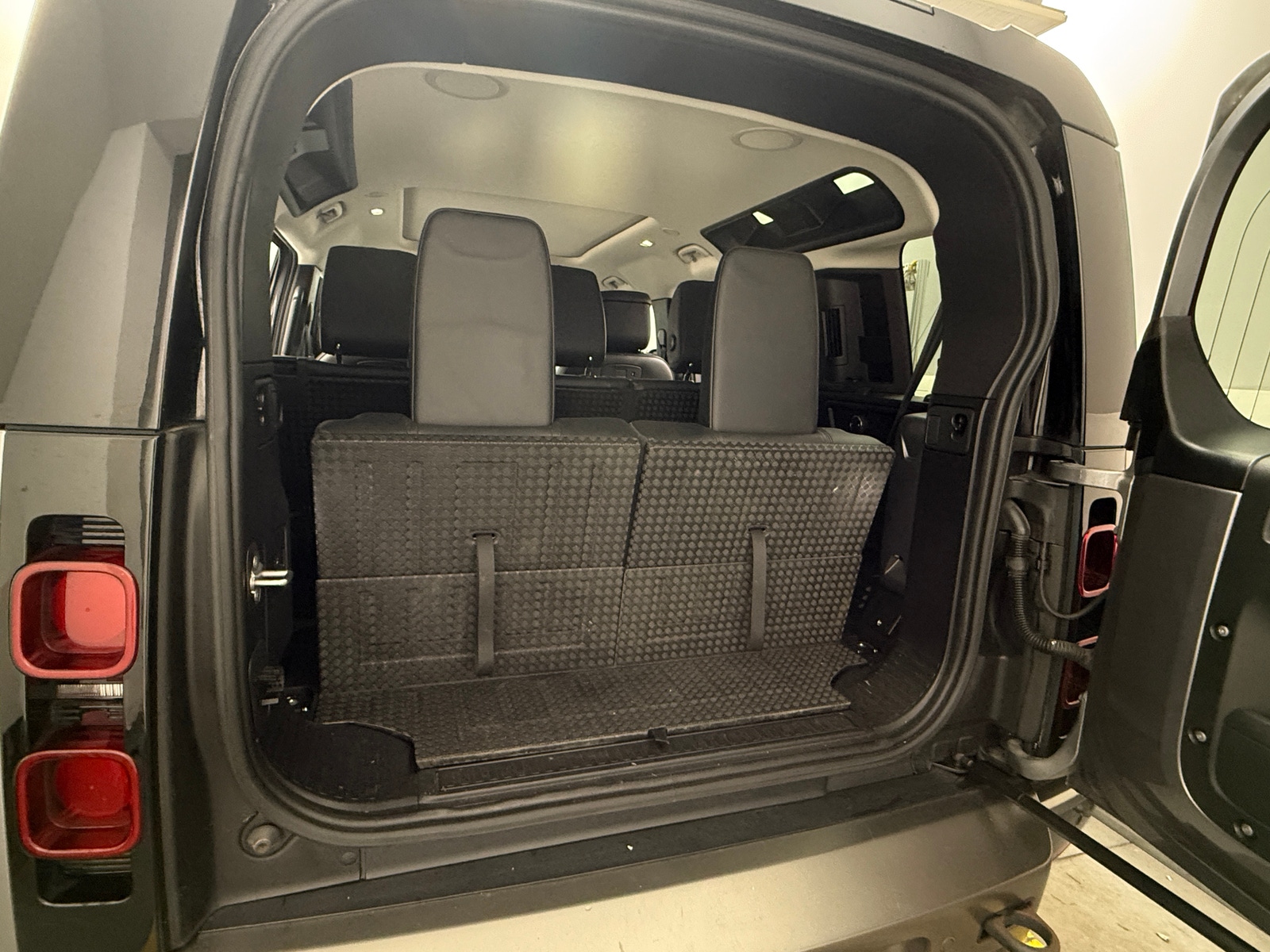 Thumbnail: 2021 Land Rover Defender - 6