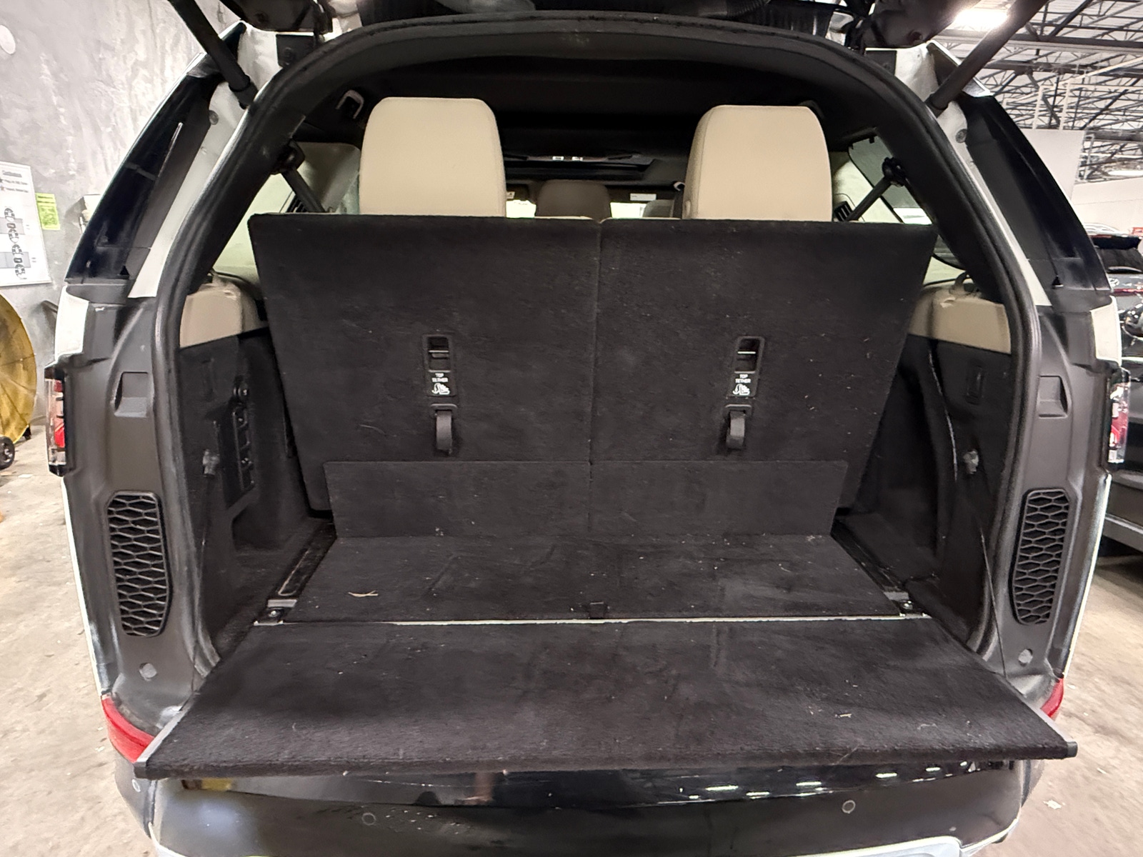 Thumbnail: 2020 Land Rover Discovery - 6