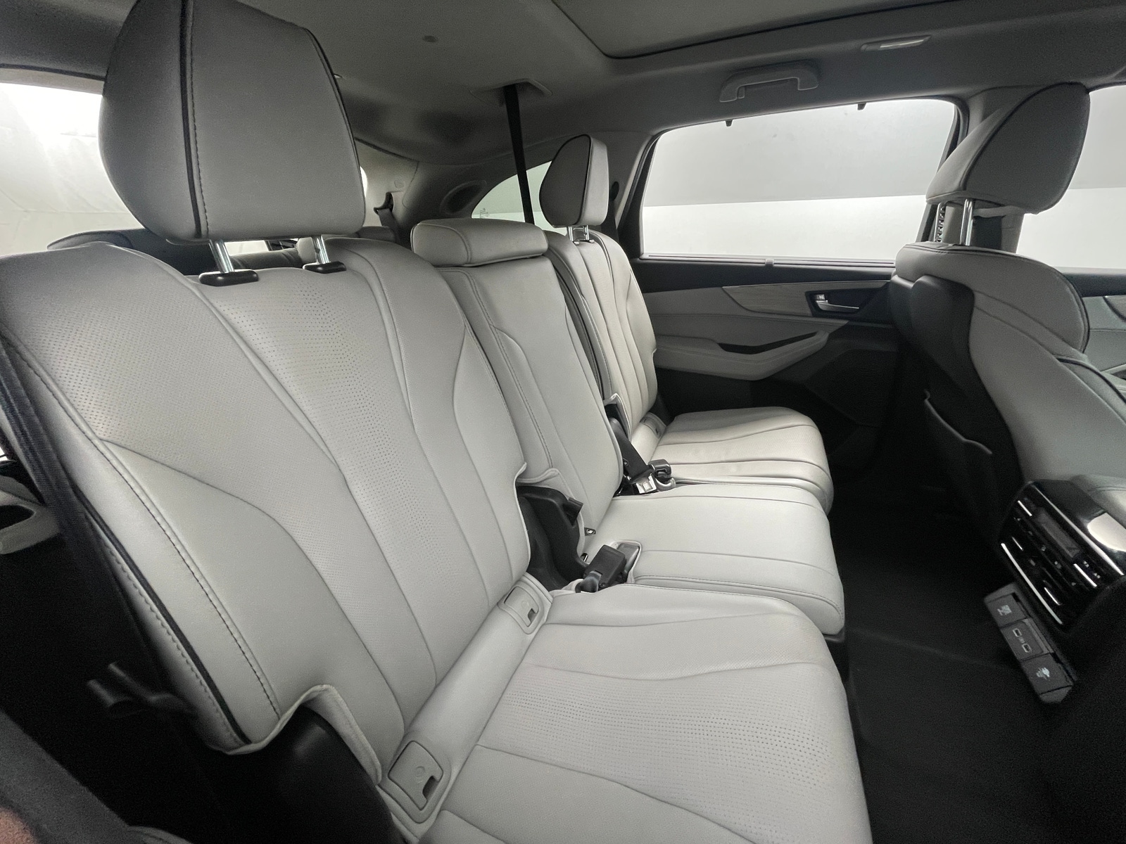 Thumbnail: 2022 Acura MDX - 5