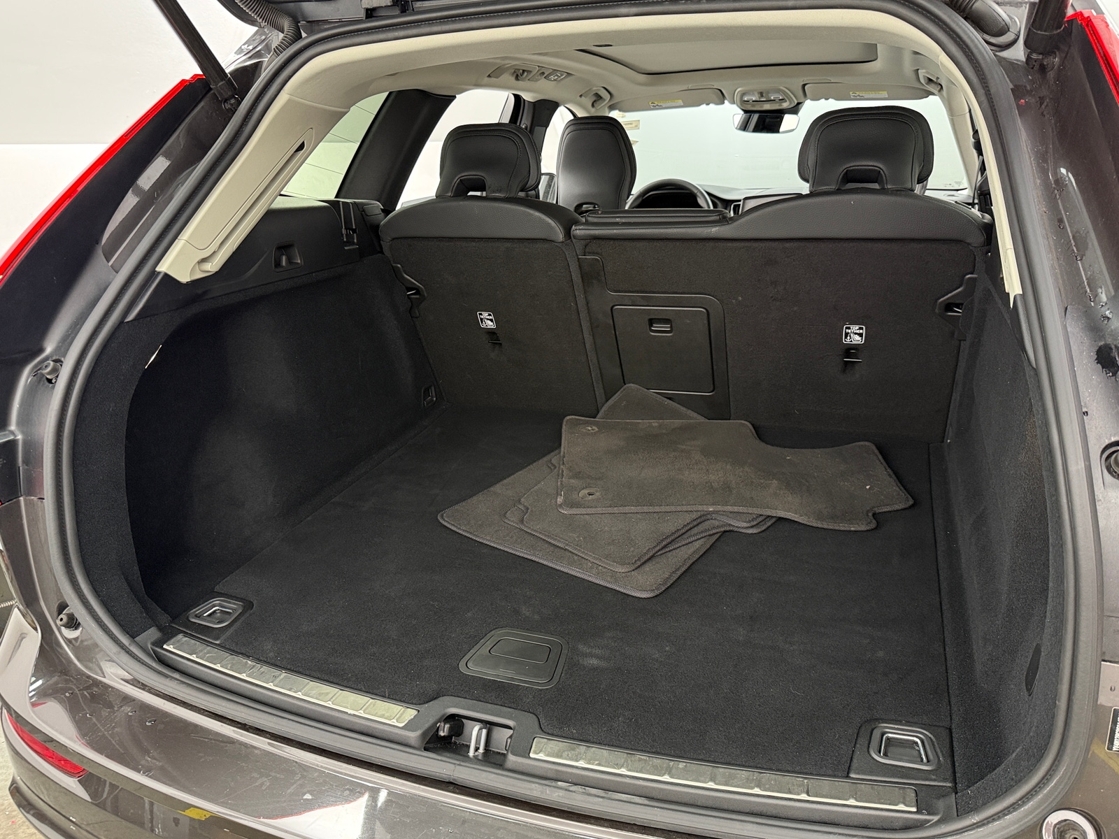 Thumbnail: 2025 Volvo XC60 - 6