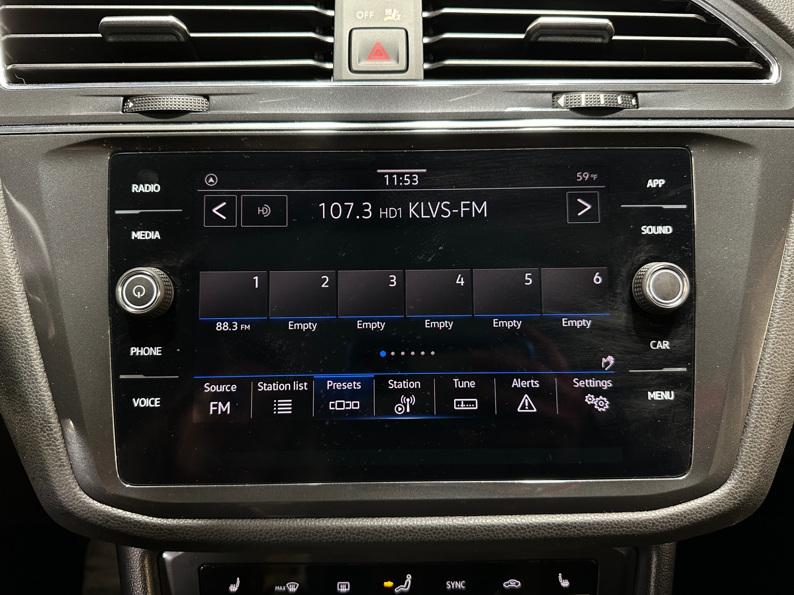 Thumbnail: 2022 Volkswagen Tiguan - 4