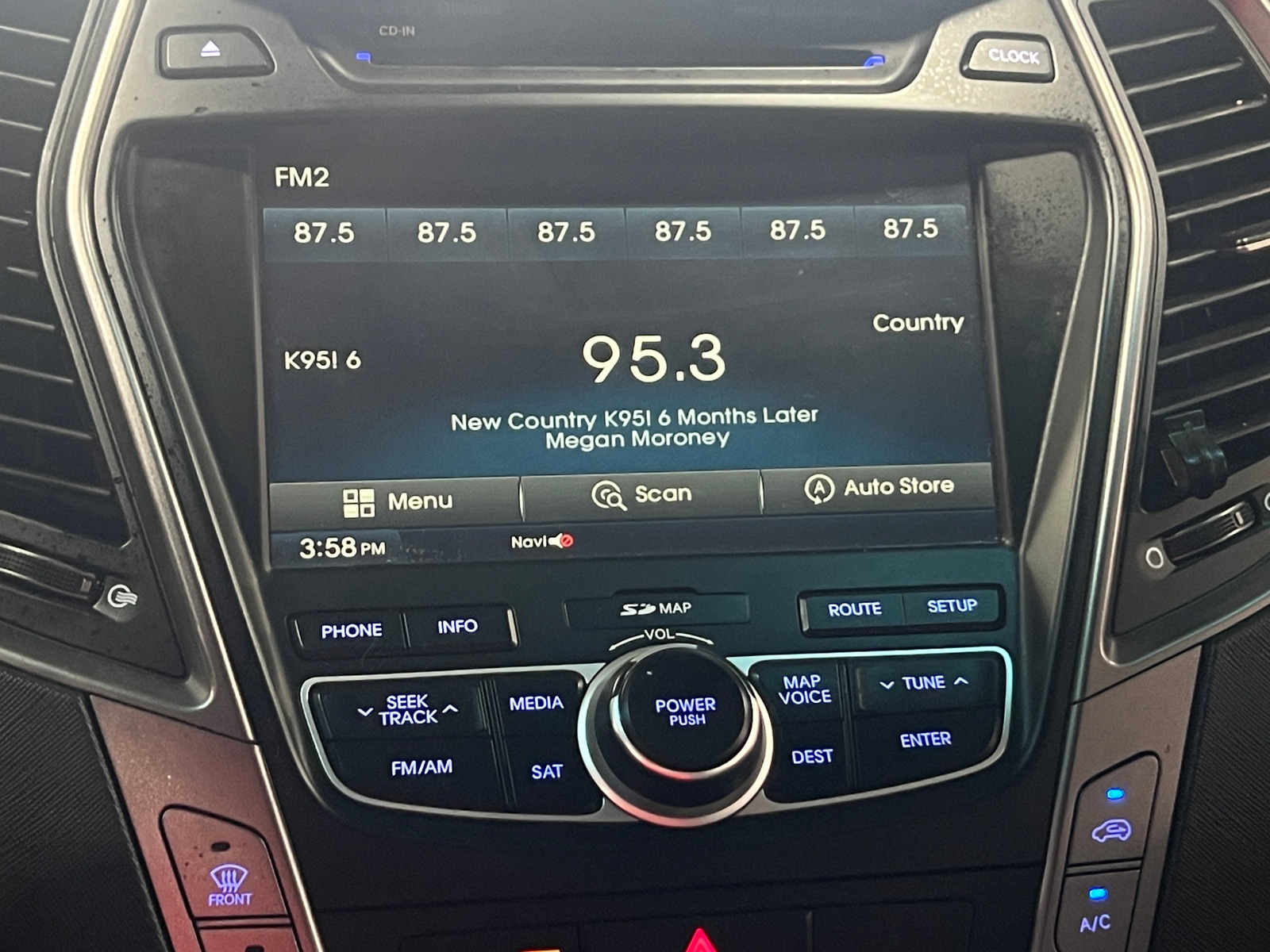 Thumbnail: 2016 Hyundai Santa Fe - 4