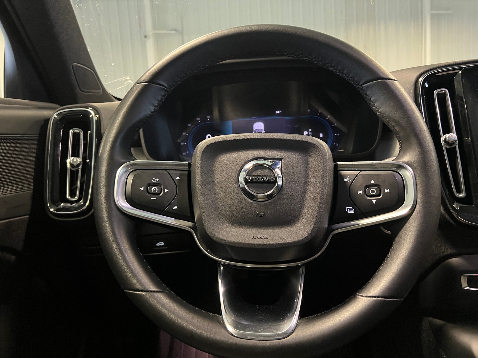 Thumbnail: 2024 Volvo XC40 - 5