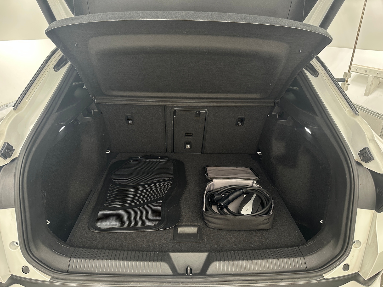 Thumbnail: 2023 Volkswagen ID.4 - 6