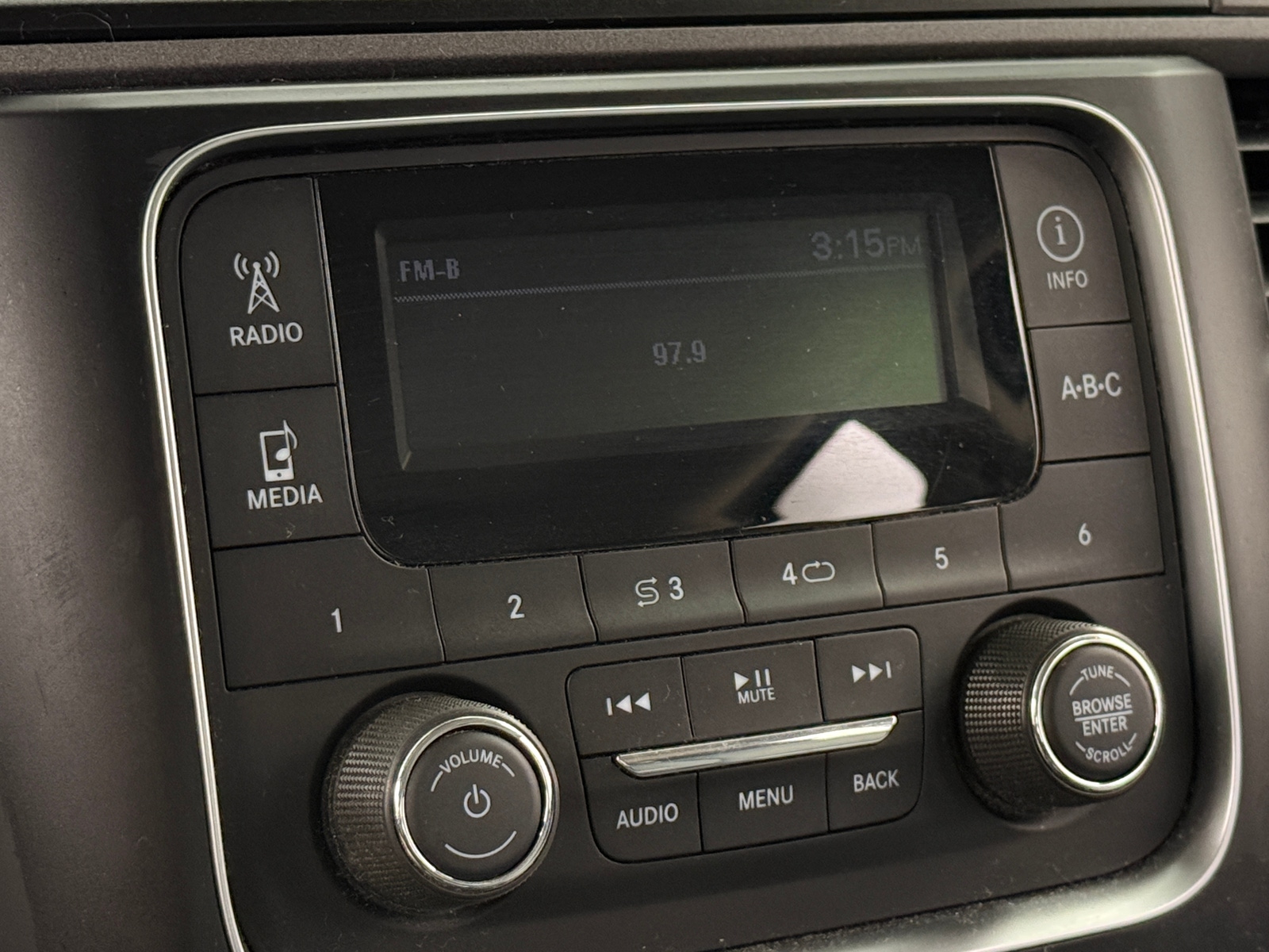 Thumbnail: 2019 RAM 1500 Classic - 4