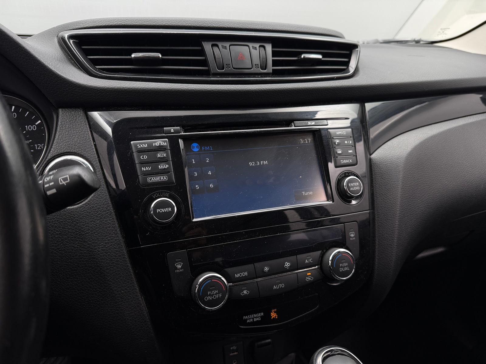 Thumbnail: 2017 Nissan Rogue Sport - 4