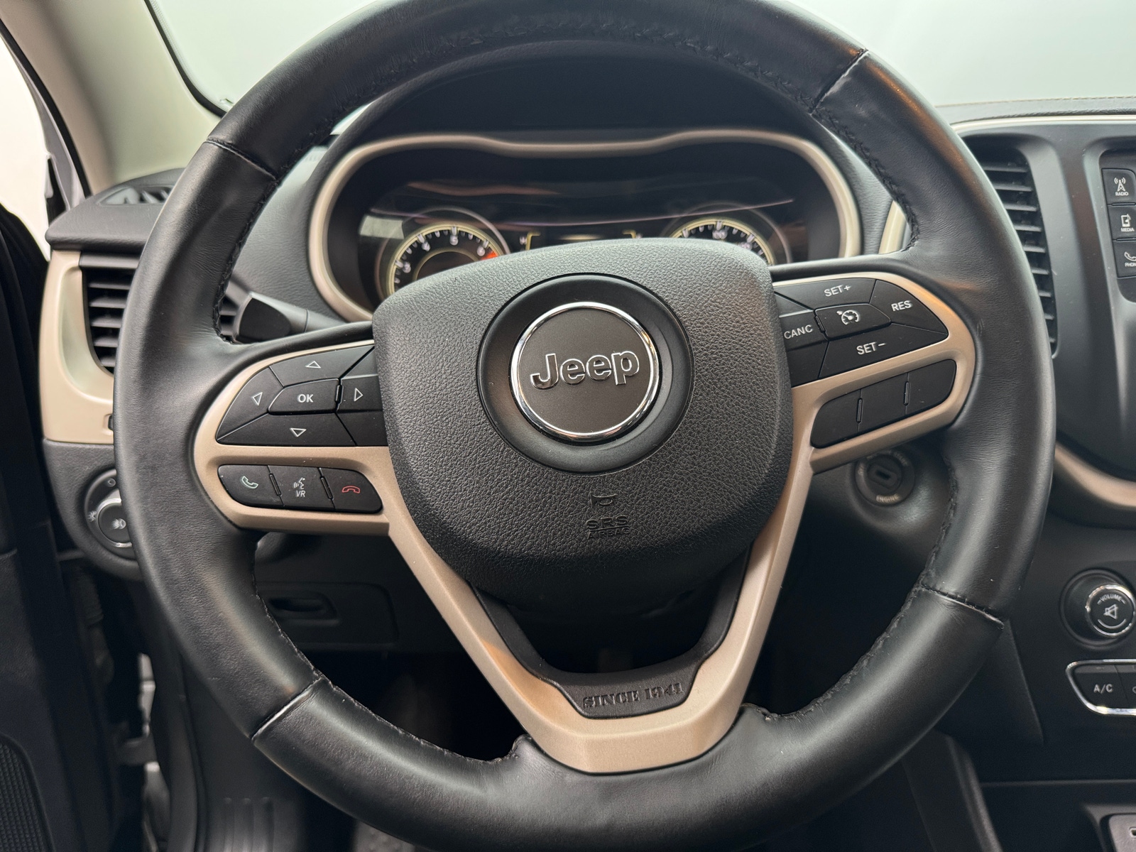 Thumbnail: 2017 Jeep Cherokee - 5