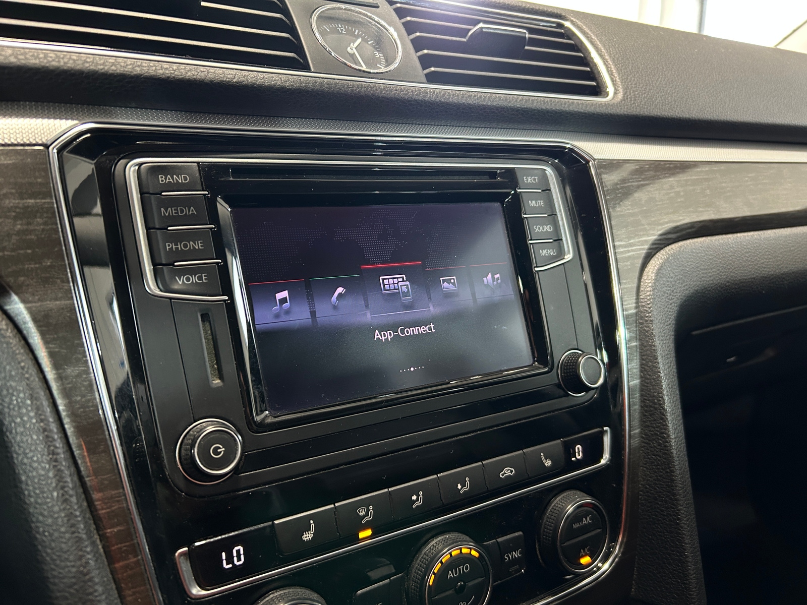 Thumbnail: 2016 Volkswagen Passat - 3