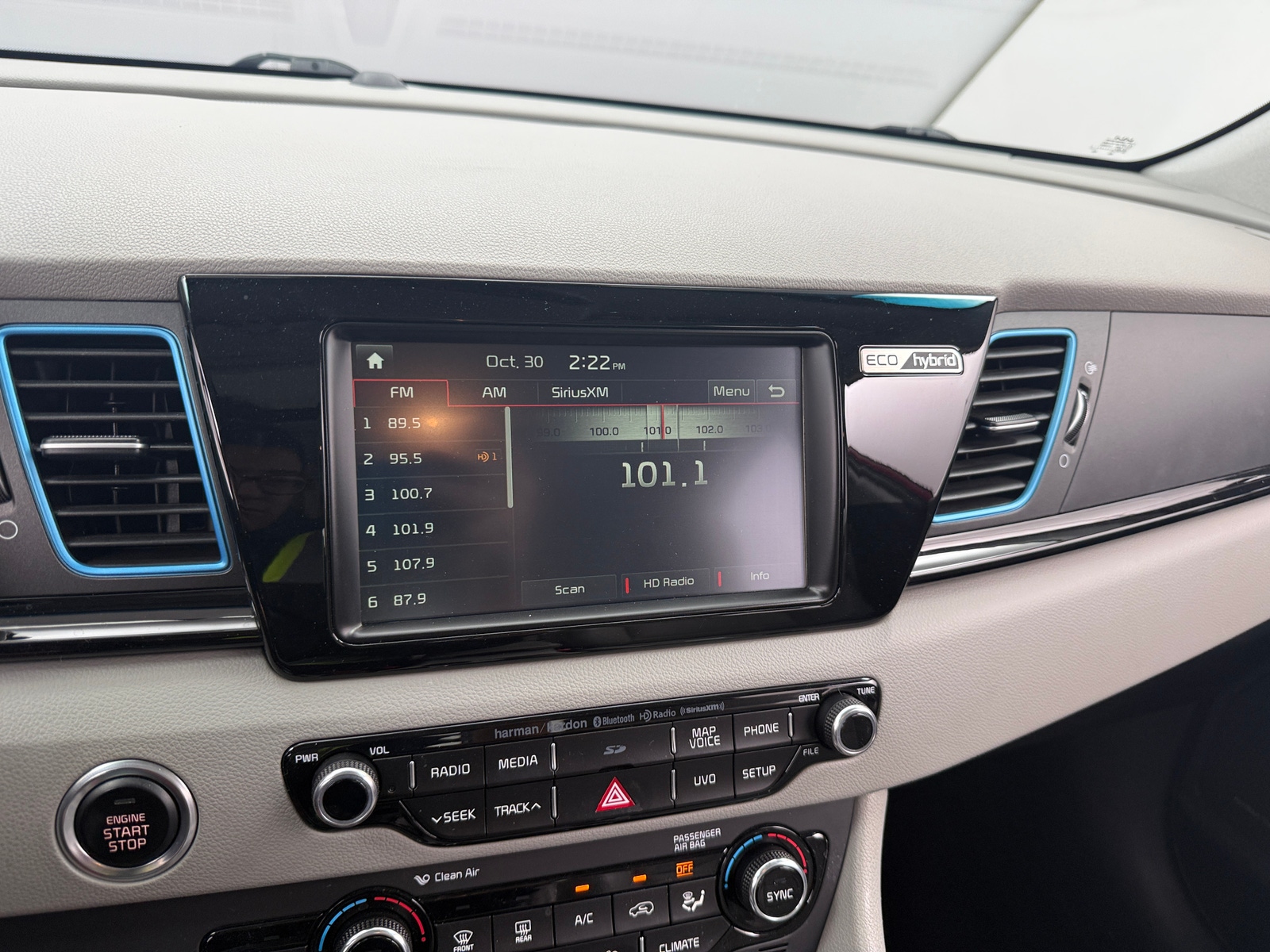 Thumbnail: 2017 Kia Niro - 3