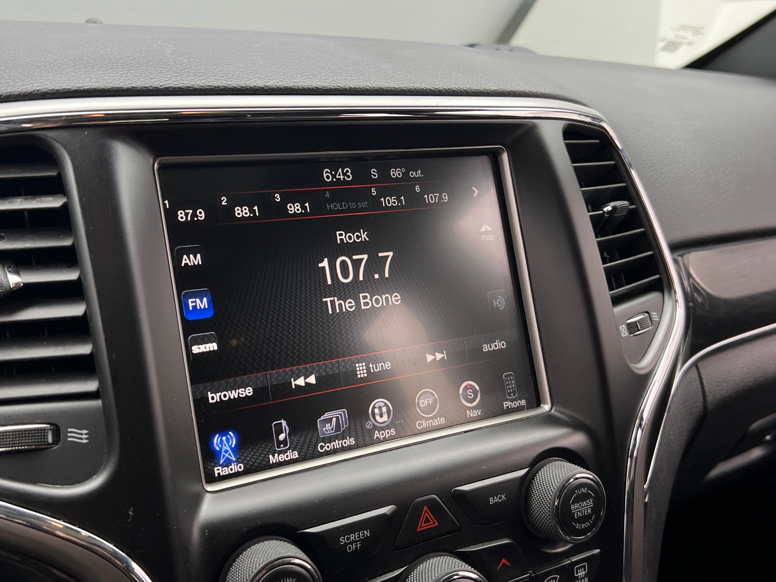 Thumbnail: 2017 Jeep Grand Cherokee - 3