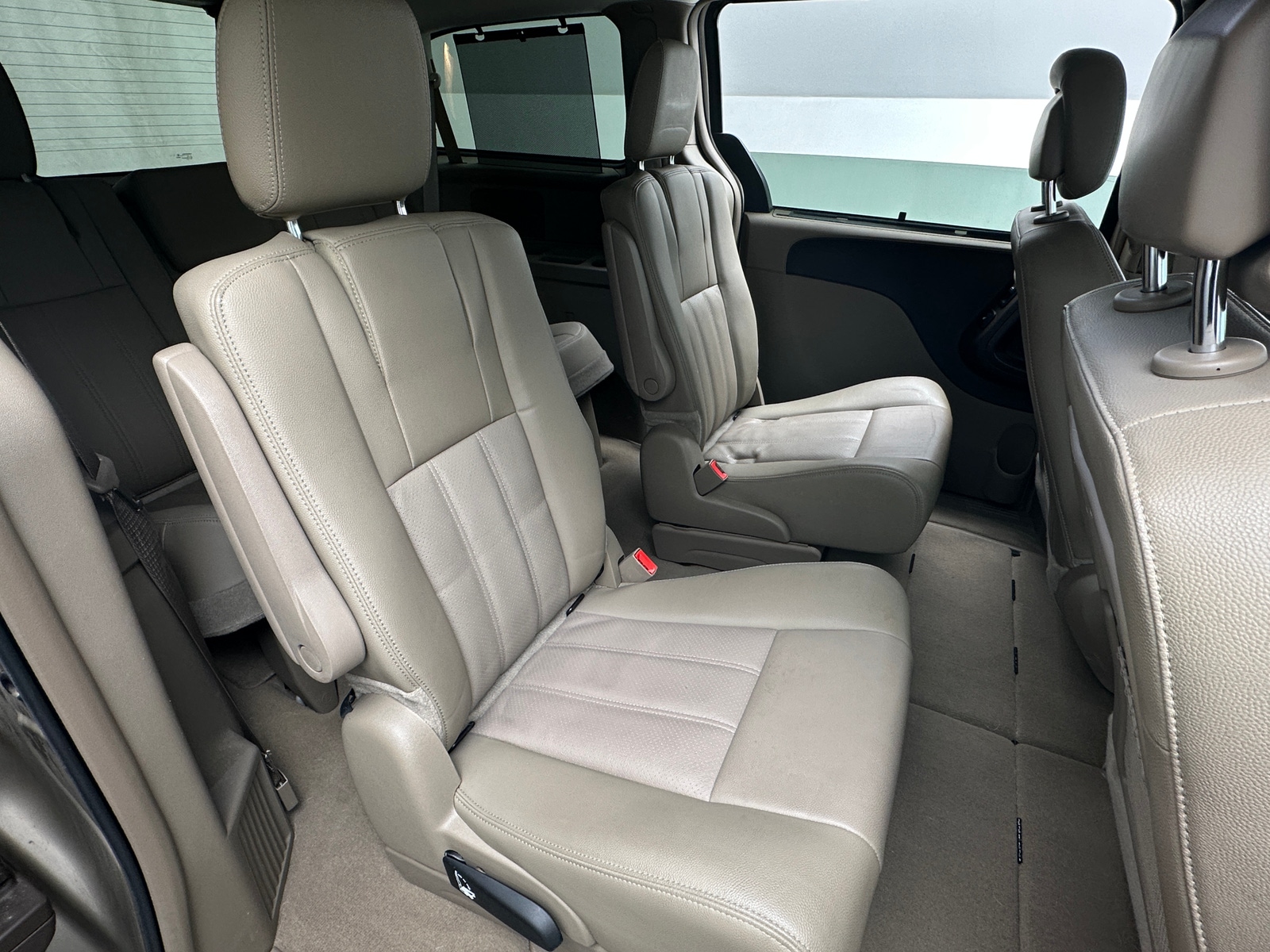 Thumbnail: 2015 Chrysler Town & Country - 5