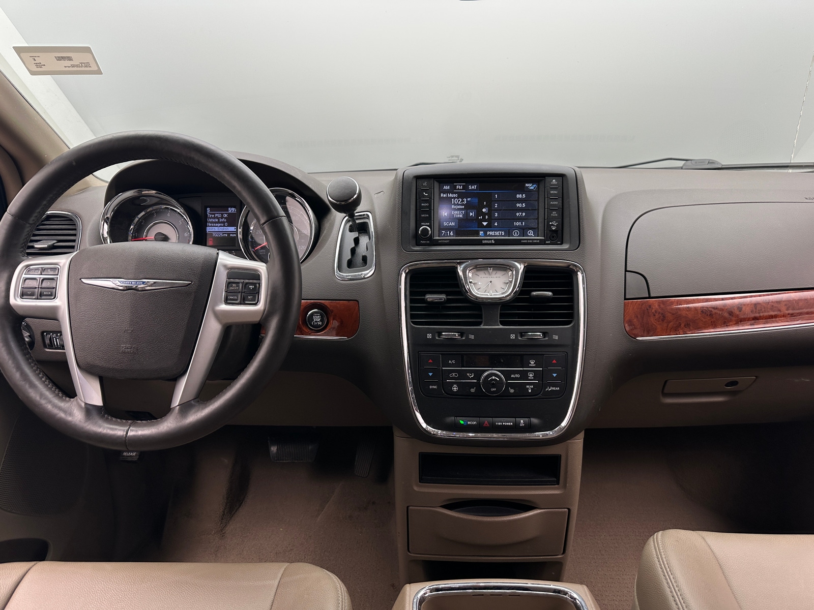 Thumbnail: 2015 Chrysler Town & Country - 2