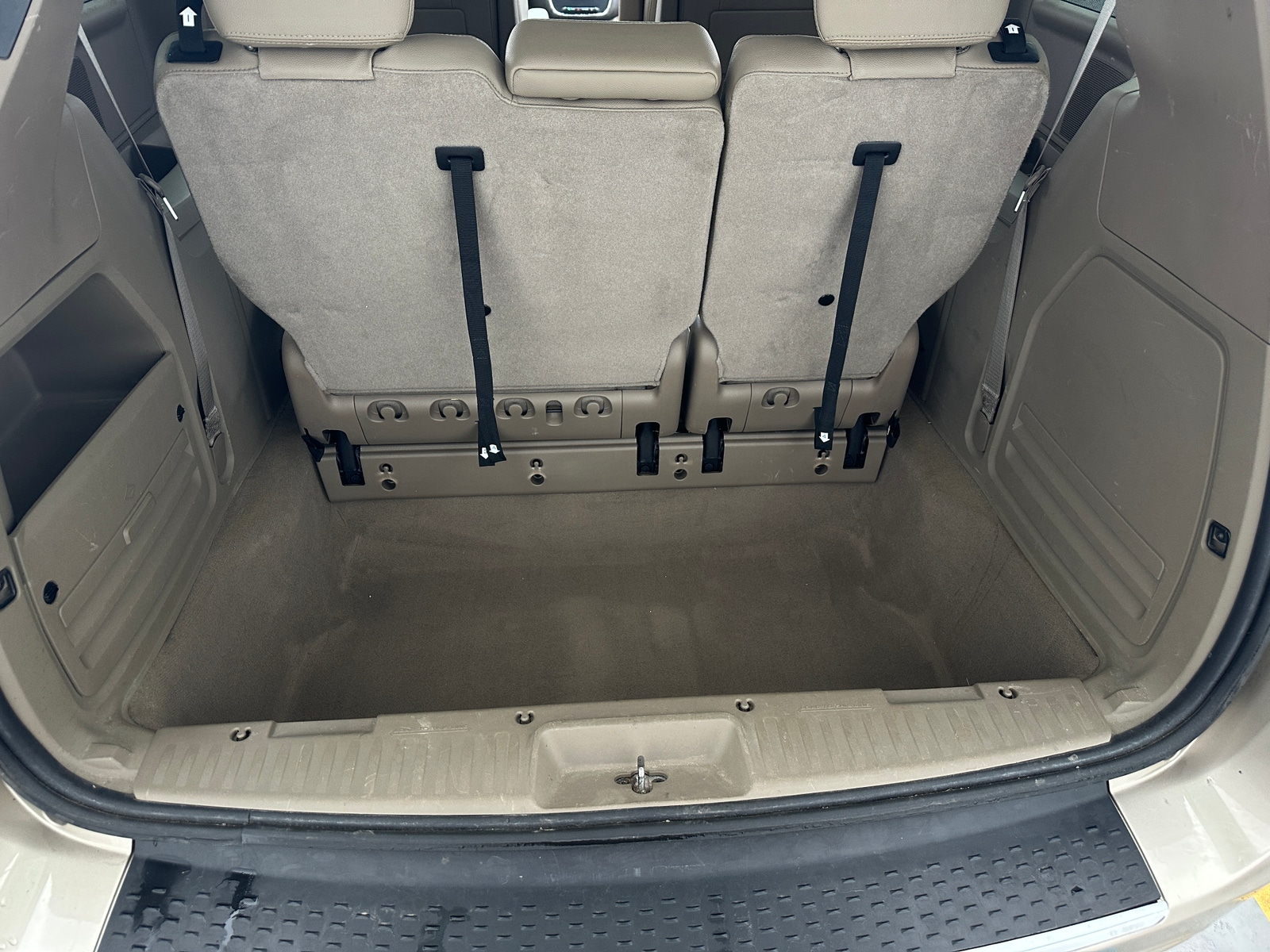 Thumbnail: 2015 Chrysler Town & Country - 6