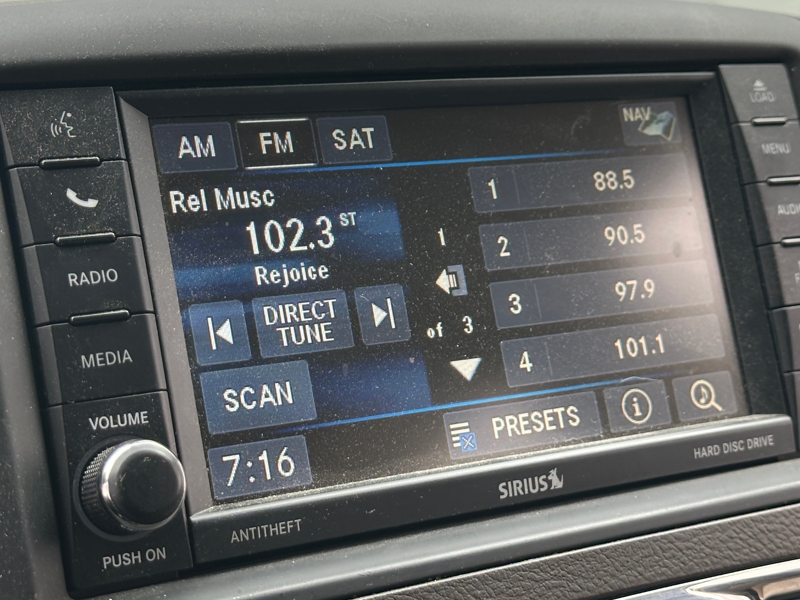 Thumbnail: 2015 Chrysler Town & Country - 3