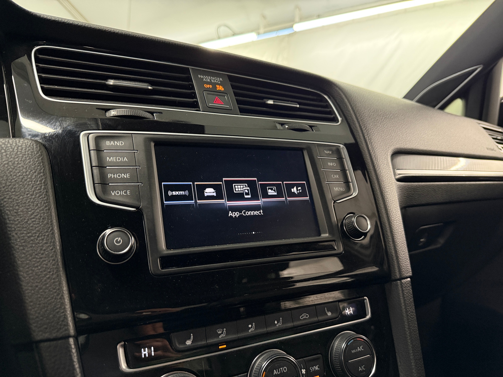 Thumbnail: 2016 Volkswagen Golf - 3