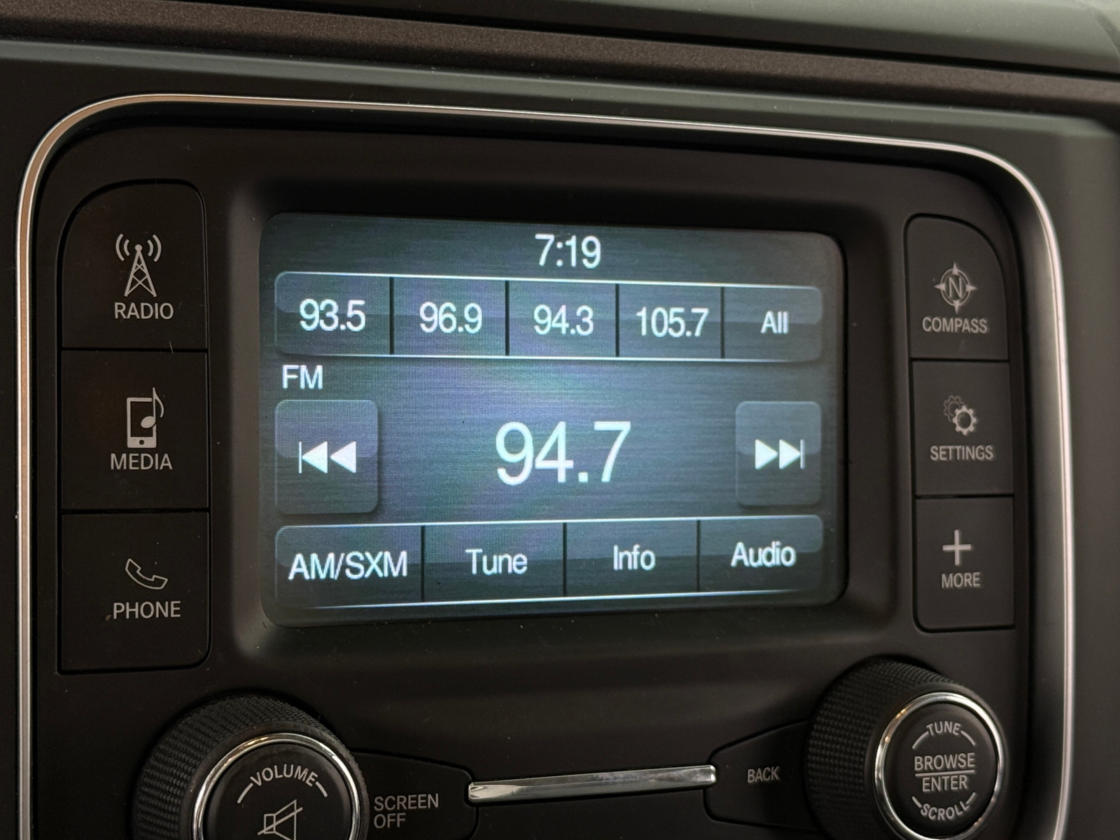 Thumbnail: 2019 RAM 1500 Classic - 3