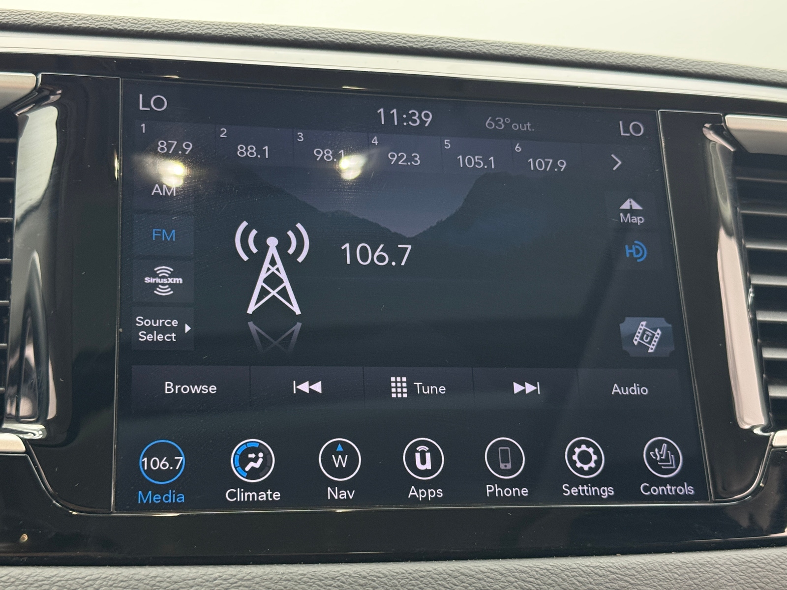 Thumbnail: 2020 Chrysler Pacifica - 3