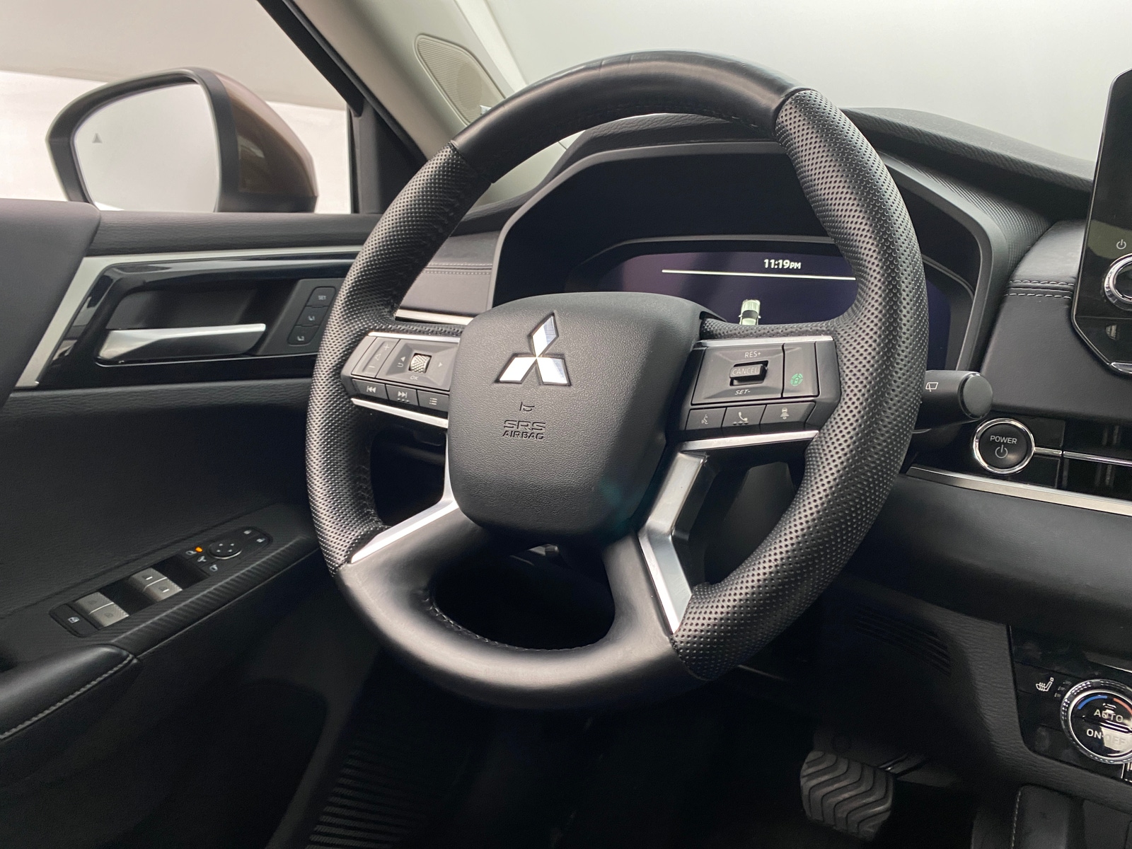 Thumbnail: 2023 Mitsubishi Outlander - 4