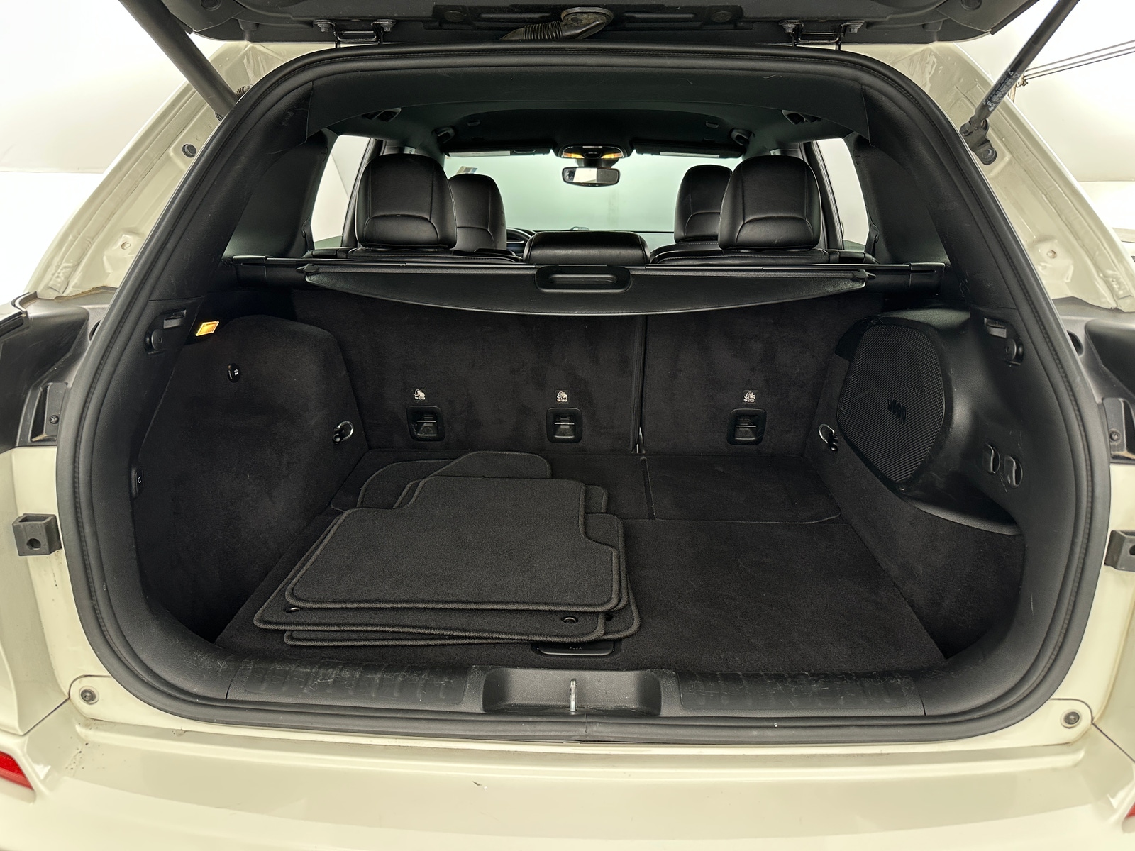 Thumbnail: 2019 Jeep Cherokee - 6