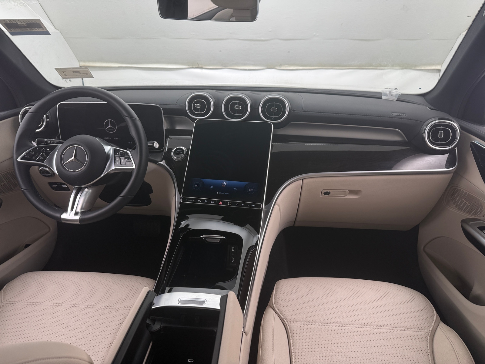 Thumbnail: 2025 Mercedes-Benz GLC - 2