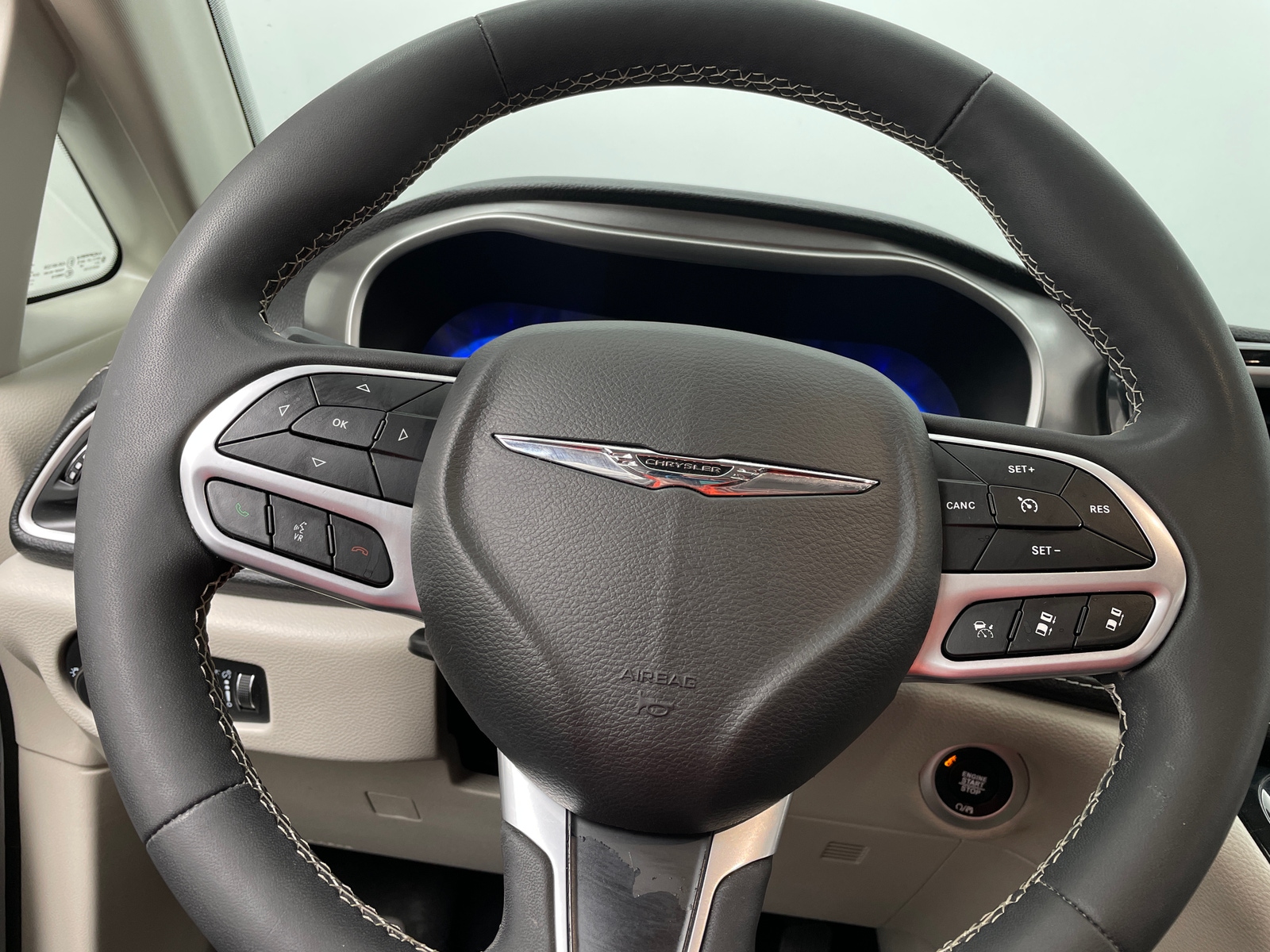 Thumbnail: 2022 Chrysler Pacifica - 4