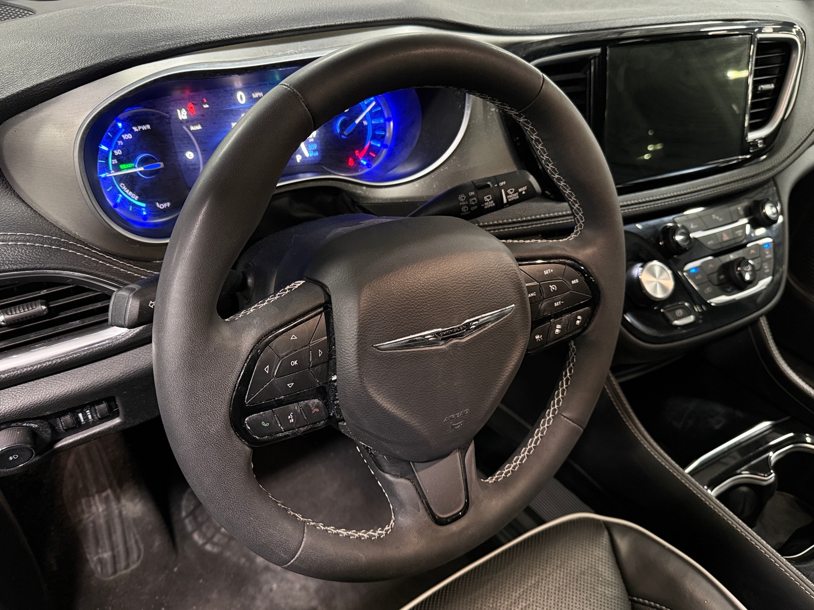 Thumbnail: 2023 Chrysler Pacifica - 4