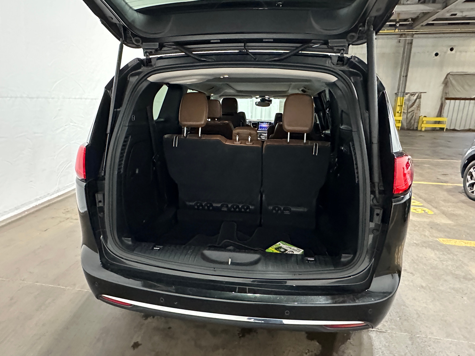 Thumbnail: 2017 Chrysler Pacifica - 6