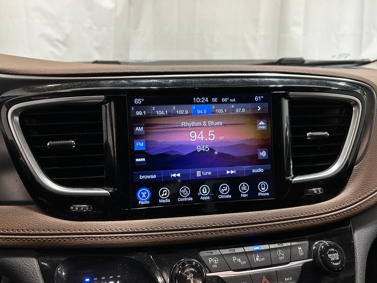 Thumbnail: 2017 Chrysler Pacifica - 3