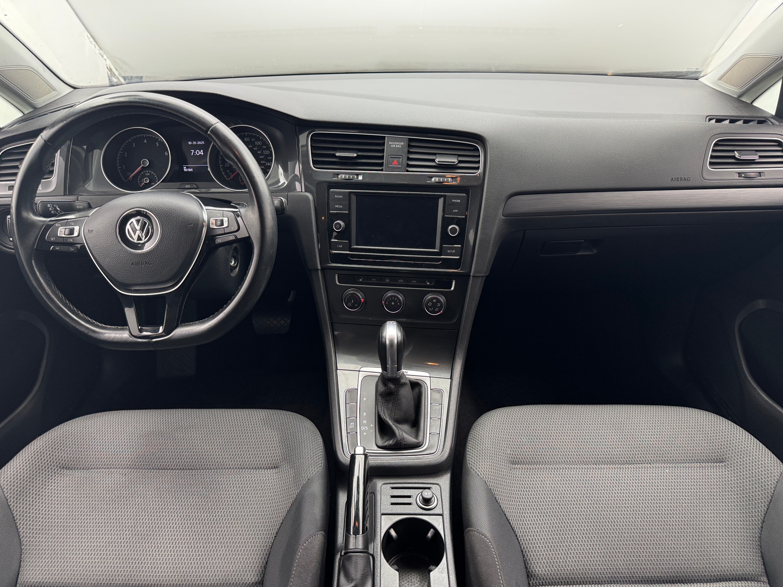 Thumbnail: 2018 Volkswagen e-Golf - 3