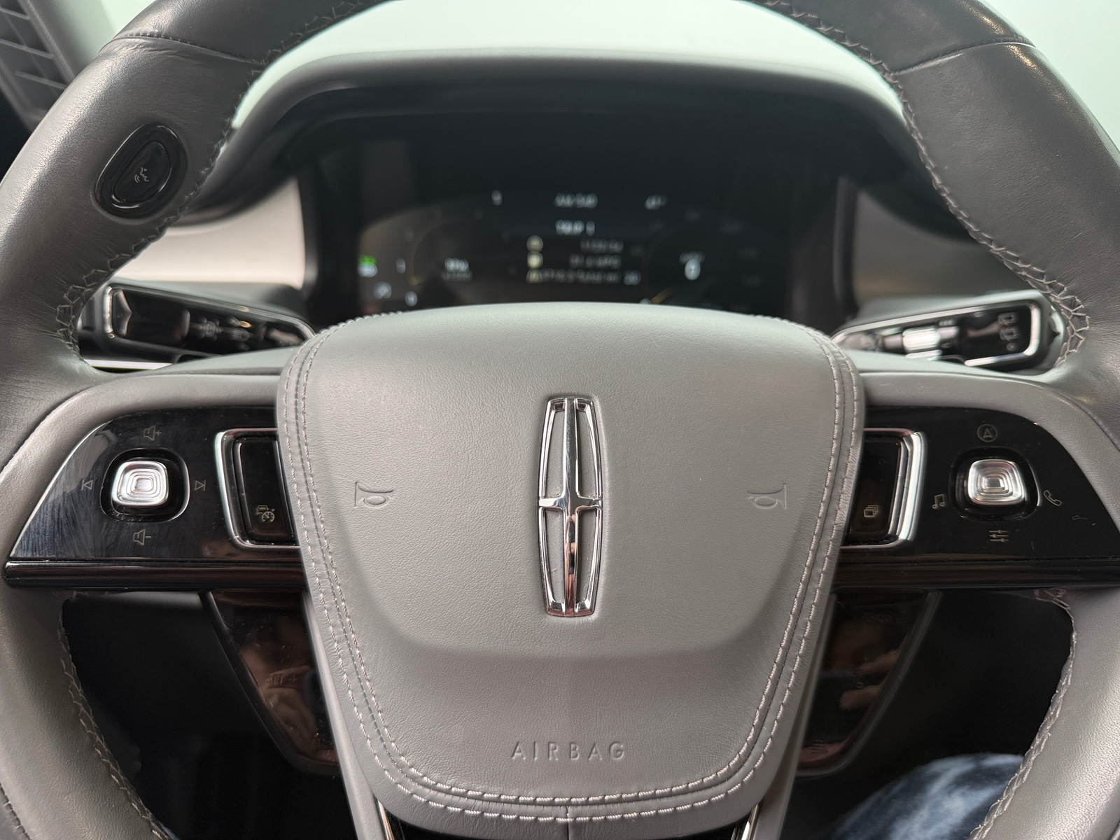 Thumbnail: 2020 Lincoln Aviator - 4