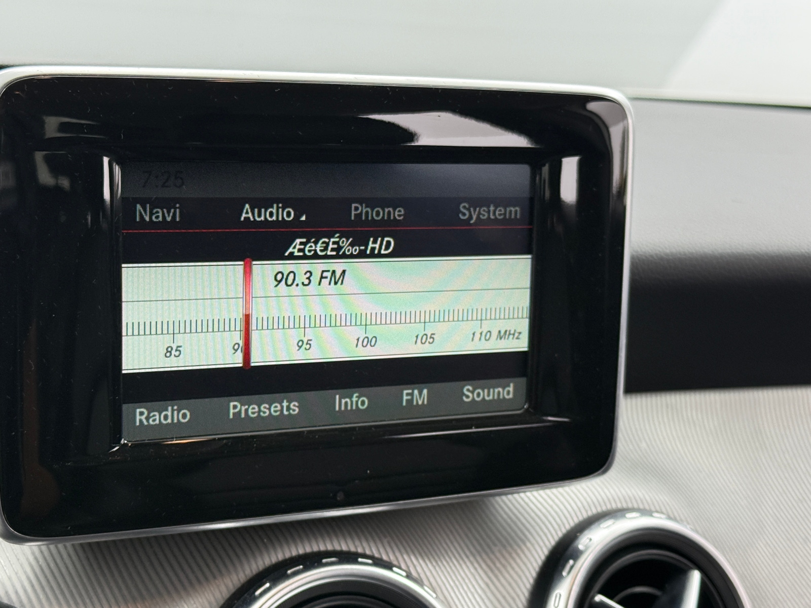 Thumbnail: 2015 Mercedes-Benz GLA - 3