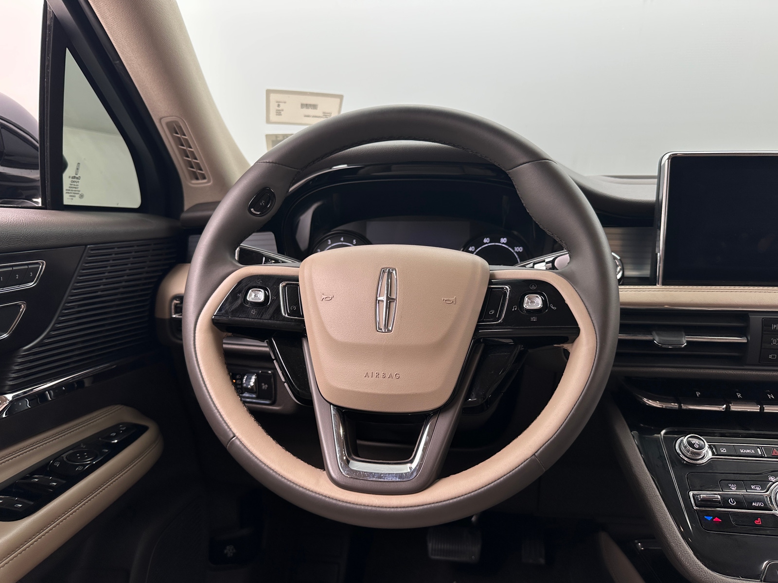 Thumbnail: 2022 Lincoln Corsair - 4