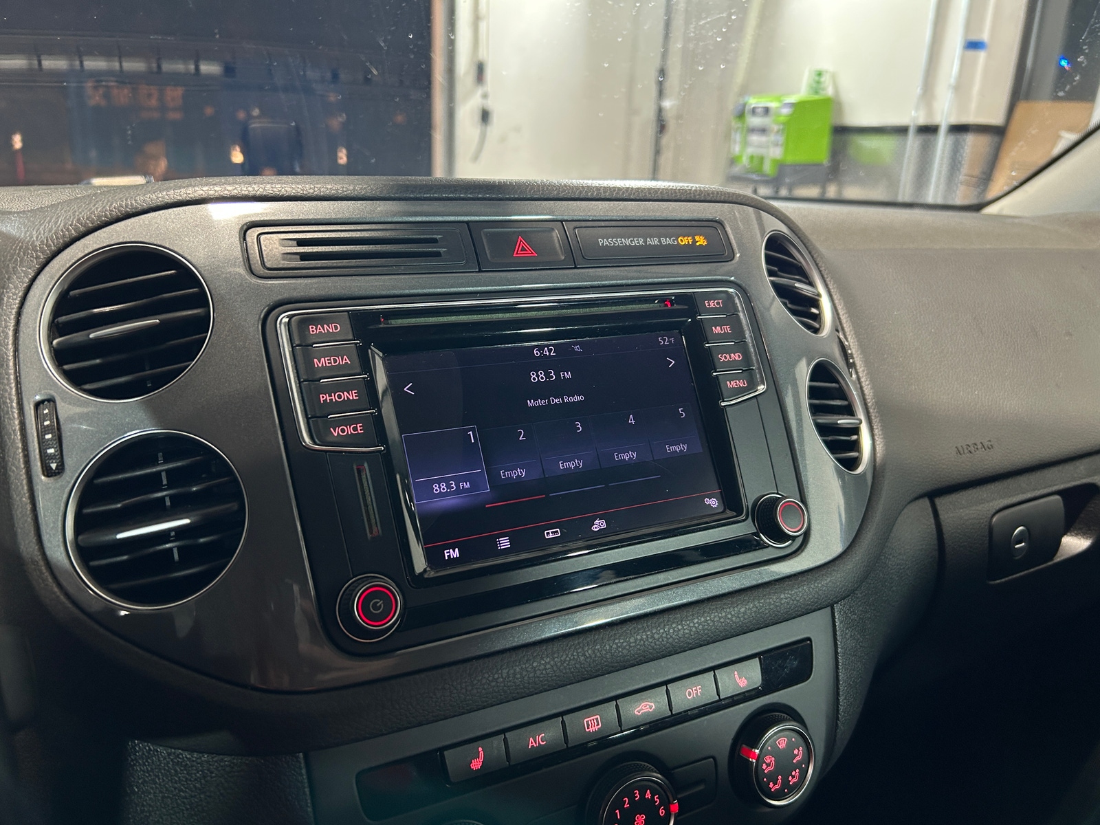 Thumbnail: 2017 Volkswagen Tiguan - 4