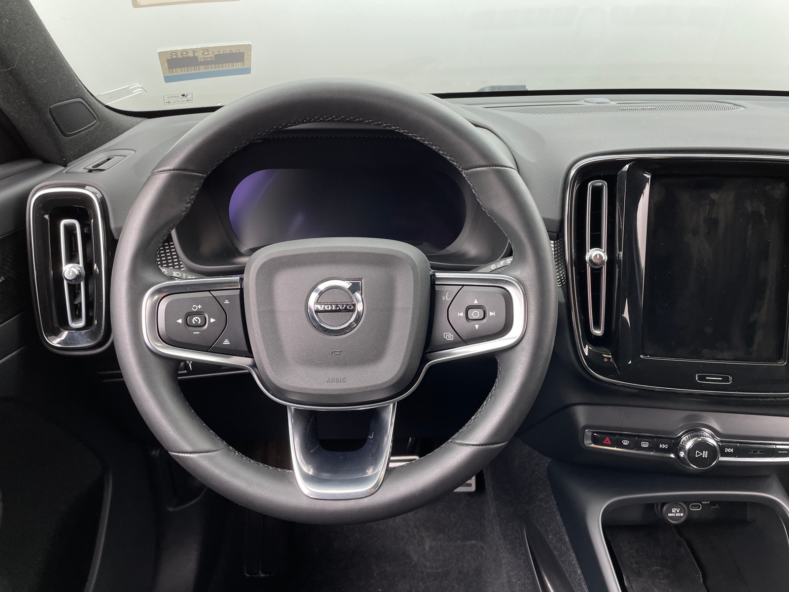 Thumbnail: 2022 Volvo XC40 - 4