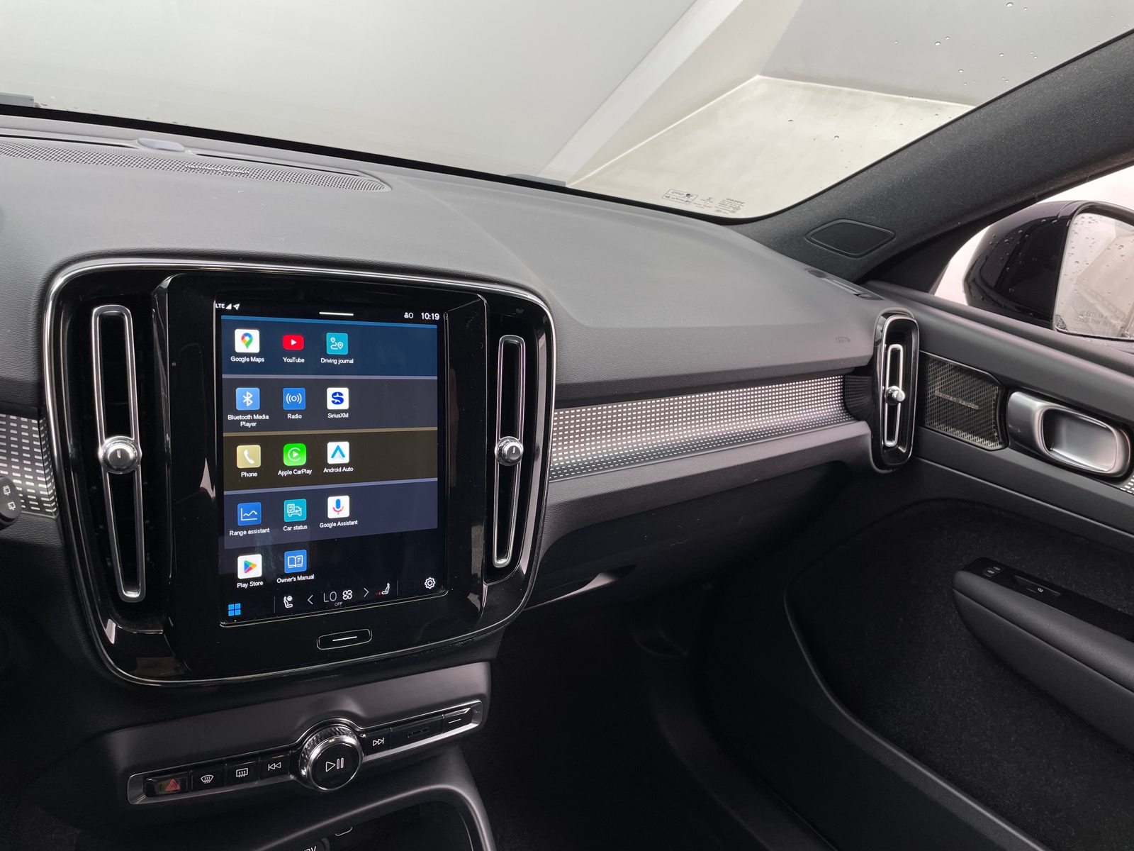 Thumbnail: 2022 Volvo XC40 - 3