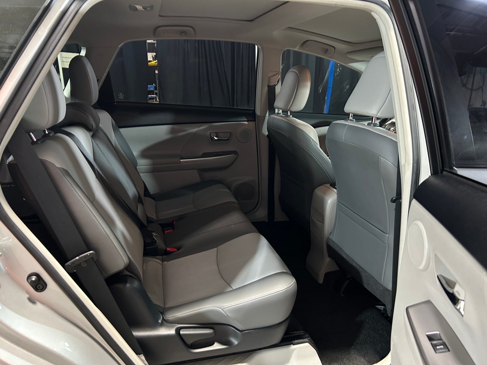 Thumbnail: 2015 Toyota Prius v - 6