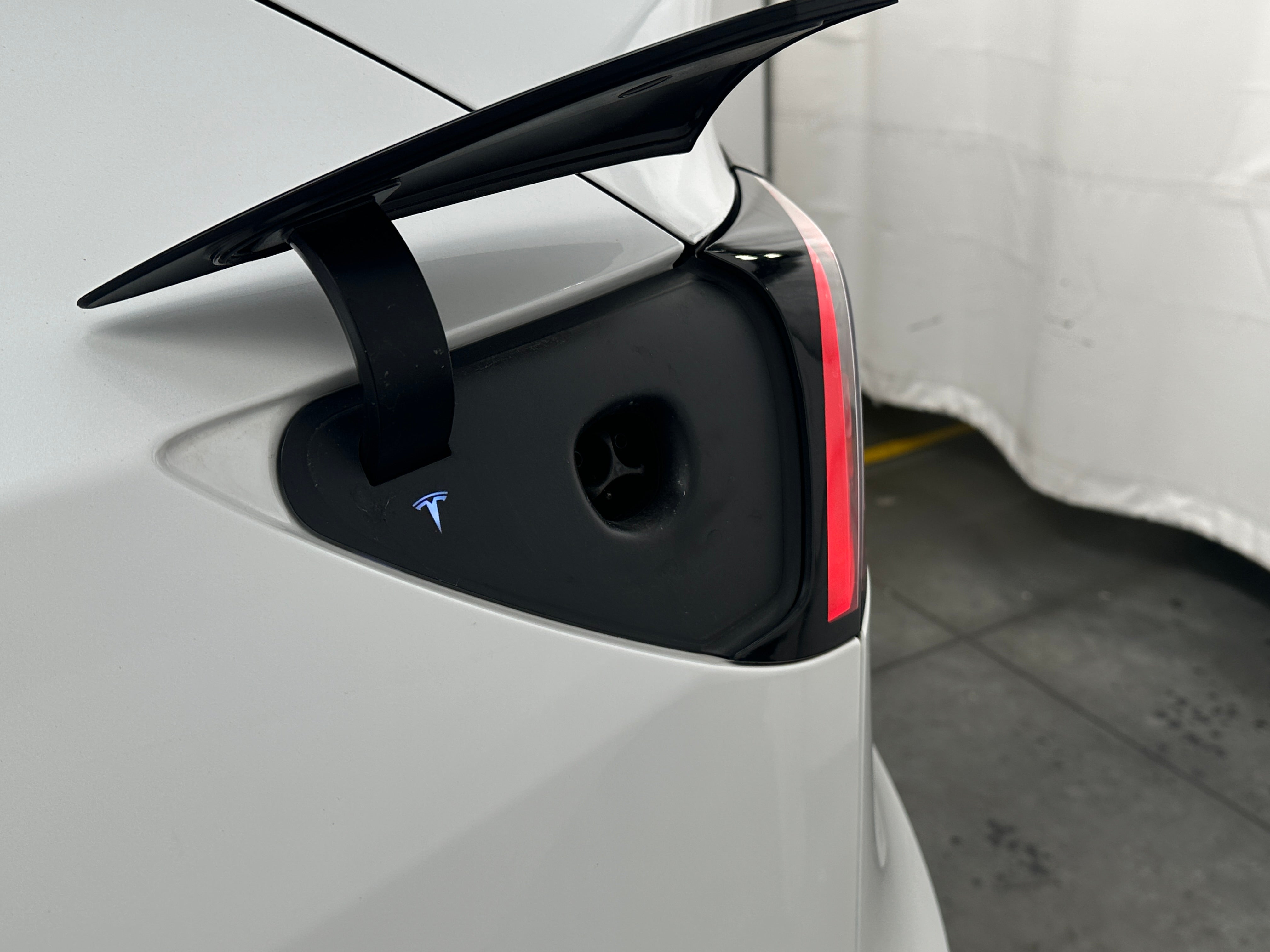 Used 2022 Tesla Model Y Long Range with VIN 7SAYGDEE6NF372884 for sale in Oak Creek, WI