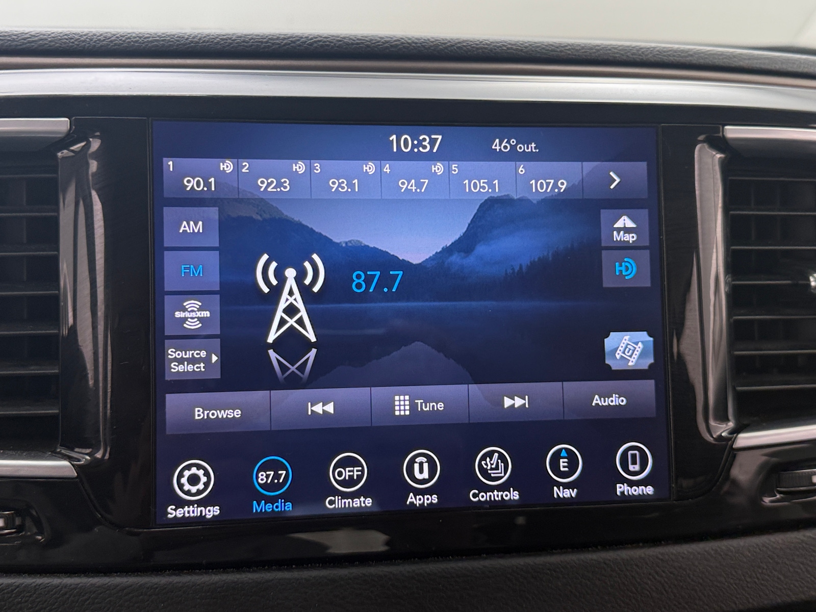 Thumbnail: 2019 Chrysler Pacifica - 3